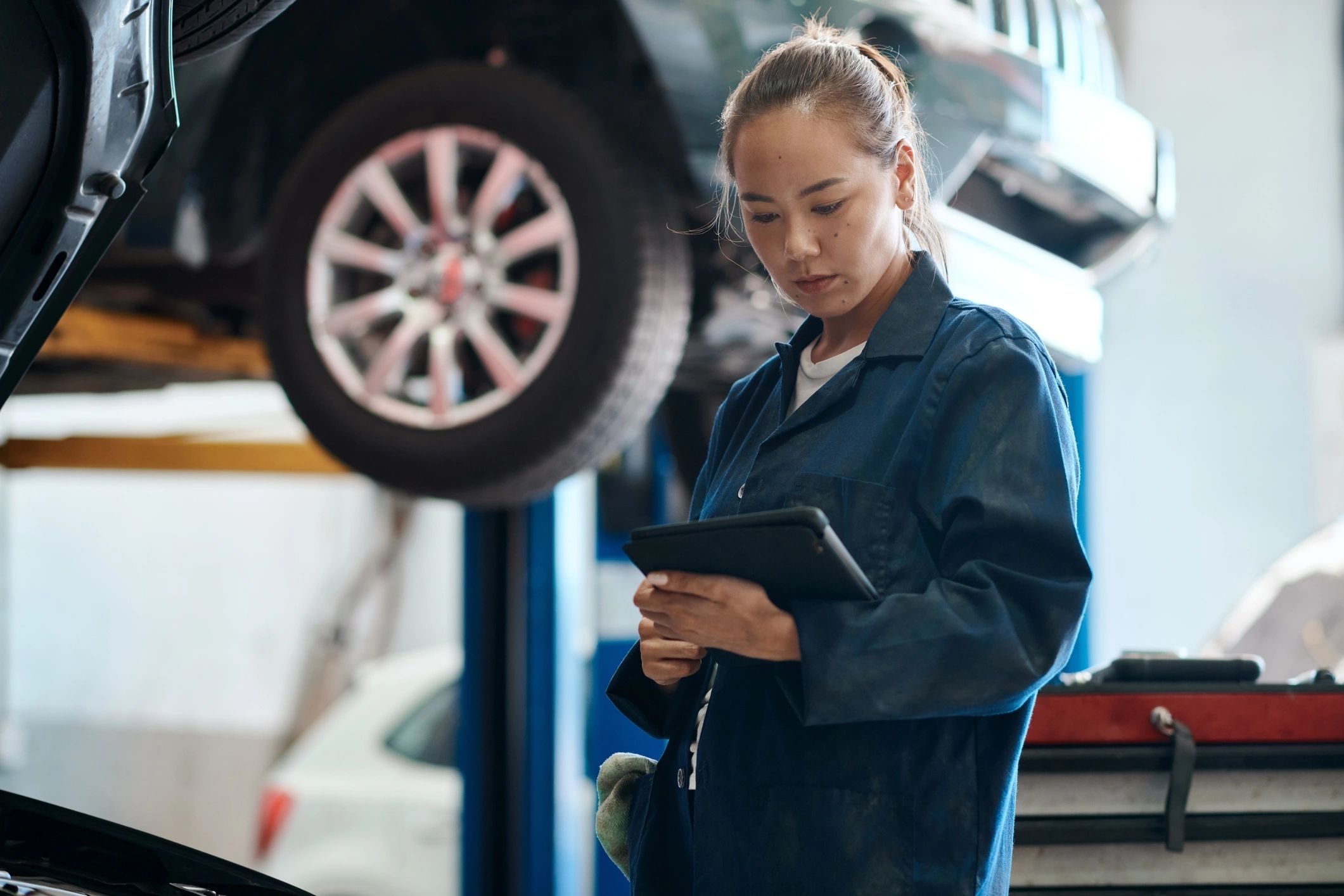 Mechanic using a digital tablet for a vehicle system check